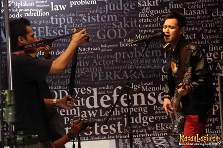 Foto Bondan Prakoso feat Fade2Black