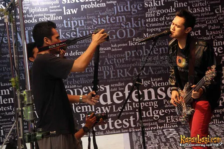 Foto Bondan Prakoso feat Fade2Black