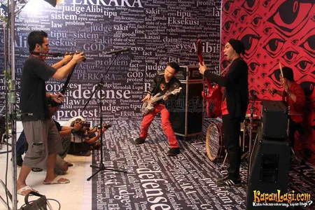 Foto Bondan Prakoso feat Fade2Black