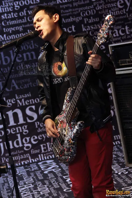 Foto Bondan Prakoso feat Fade2Black