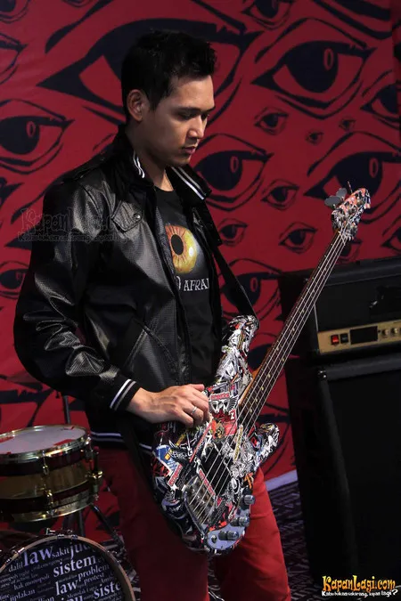 Foto Bondan Prakoso feat Fade2Black