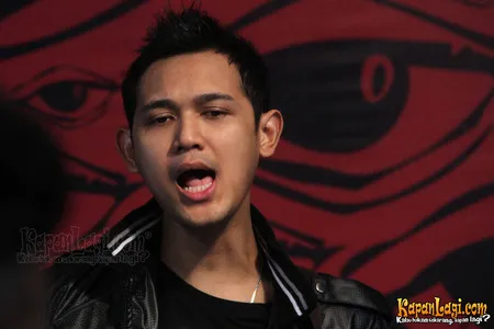 Foto Bondan Prakoso feat Fade2Black
