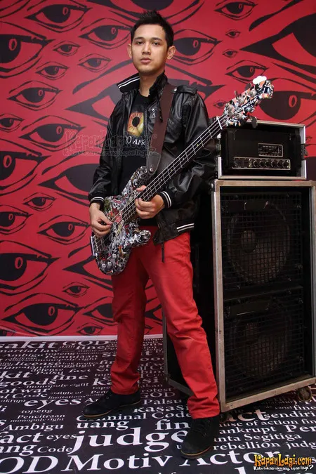 Foto Bondan Prakoso feat Fade2Black