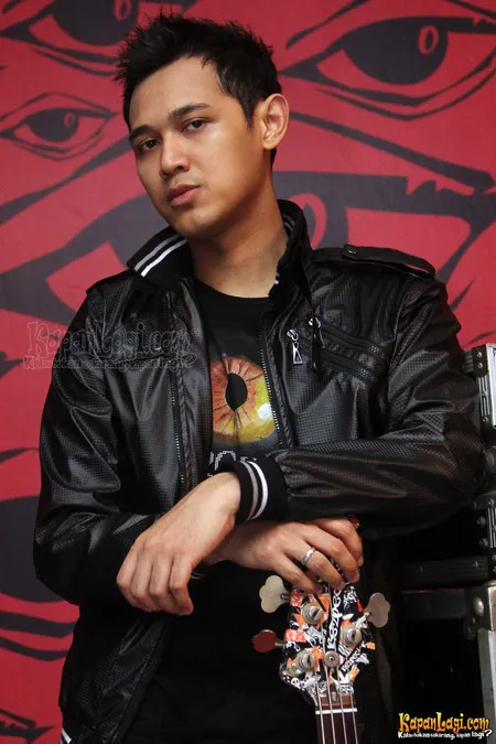 Foto Bondan Prakoso feat Fade2Black