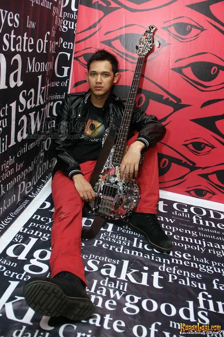 Foto Bondan Prakoso feat Fade2Black