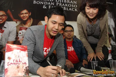 Foto Bondan Prakoso feat Fade2Black