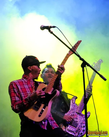 Foto Bondan Prakoso feat Fade2Black