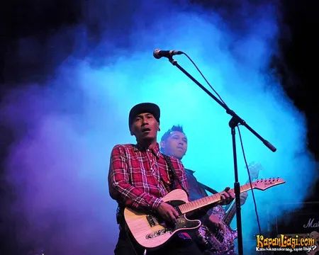 Foto Bondan Prakoso feat Fade2Black