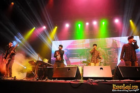 Foto Bondan Prakoso feat Fade2Black