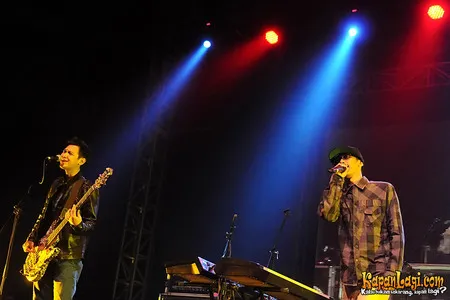 Foto Bondan Prakoso feat Fade2Black