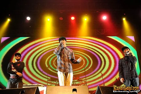 Foto Bondan Prakoso feat Fade2Black