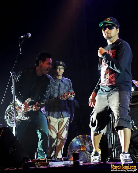 Foto Bondan Prakoso feat Fade2Black