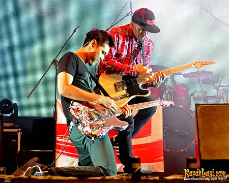 Foto Bondan Prakoso feat Fade2Black