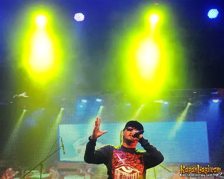 Foto Bondan Prakoso feat Fade2Black