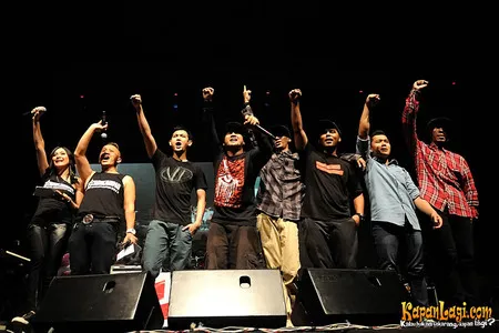 Foto Bondan Prakoso feat Fade2Black