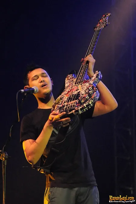 Foto Bondan Prakoso feat Fade2Black