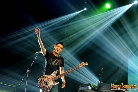 Foto Bondan Prakoso feat Fade2Black