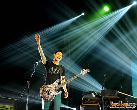 Foto Bondan Prakoso feat Fade2Black