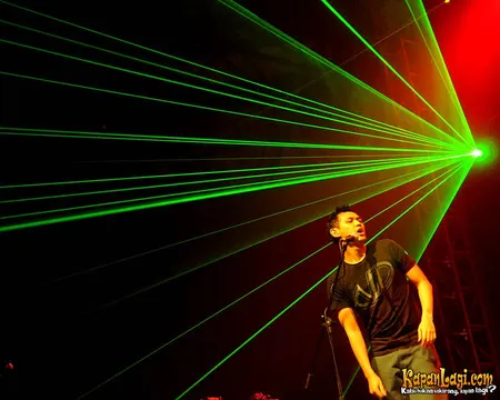 Foto Bondan Prakoso feat Fade2Black