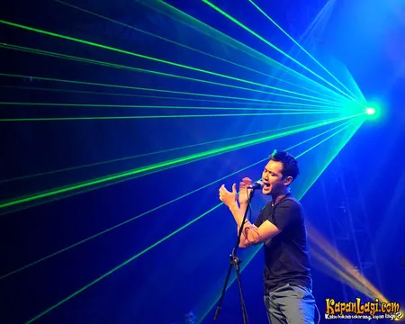 Foto Bondan Prakoso feat Fade2Black