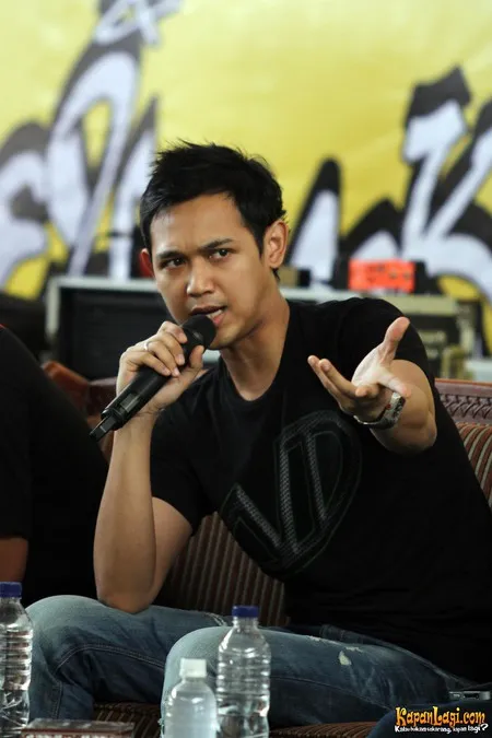 Foto Bondan Prakoso feat Fade2Black