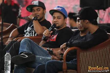 Foto Bondan Prakoso feat Fade2Black