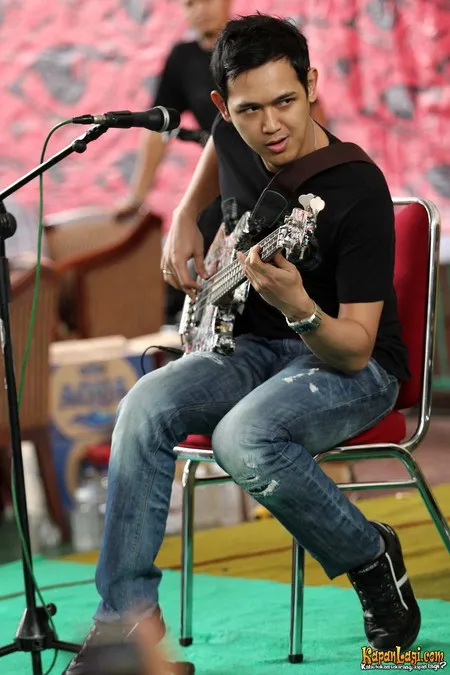 Foto Bondan Prakoso feat Fade2Black