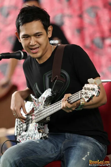 Foto Bondan Prakoso feat Fade2Black