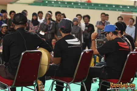 Foto Bondan Prakoso feat Fade2Black