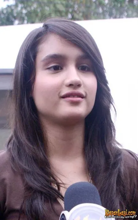 Foto Cinta Laura