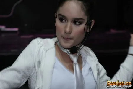 Foto Cinta Laura