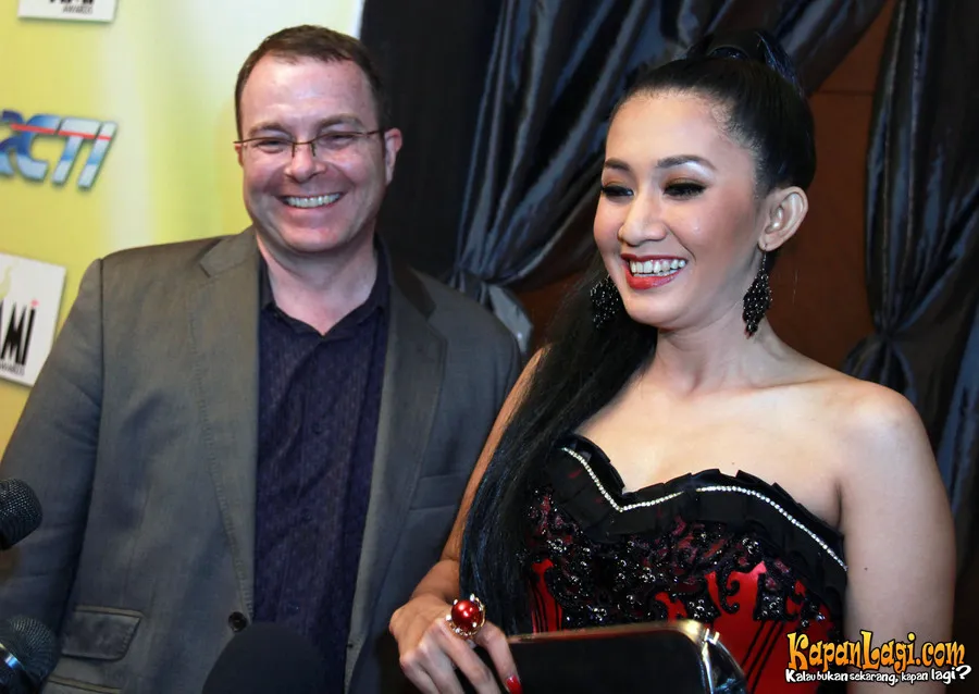 Cut Memey dan suaminya