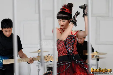 Foto Dara The Virgin