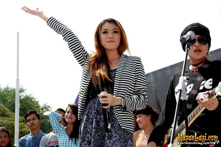 Foto Dara The Virgin