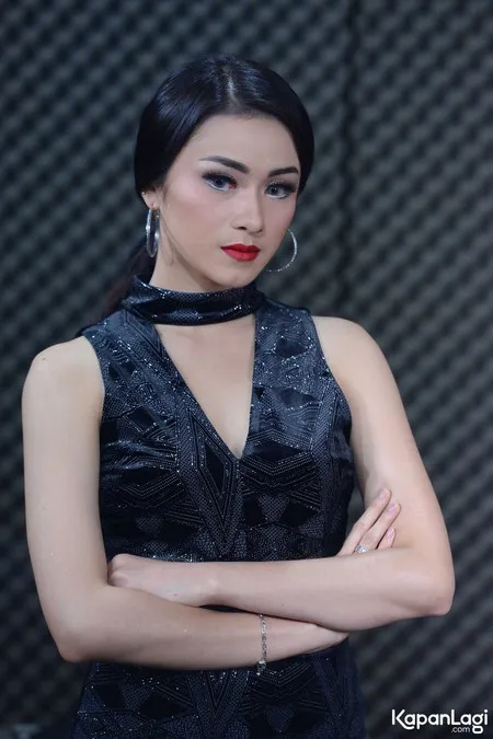 Foto Dara The Virgin