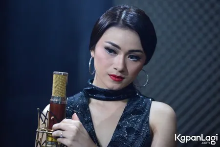 Foto Dara The Virgin