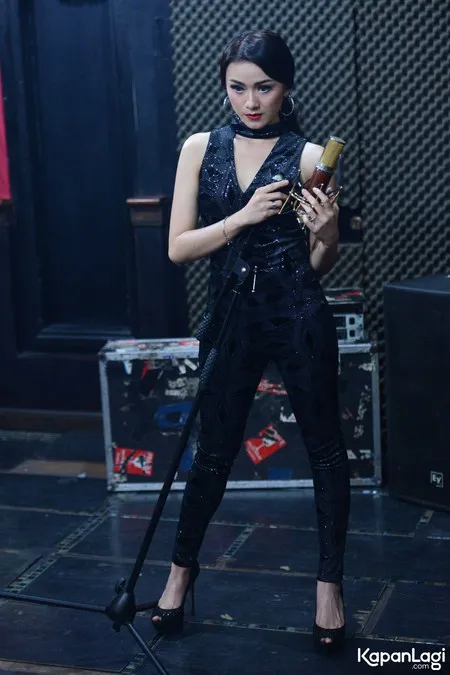 Foto Dara The Virgin