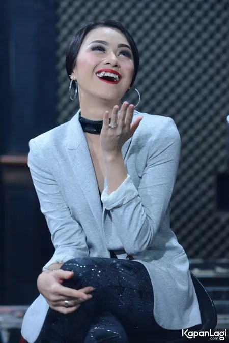 Foto Dara The Virgin