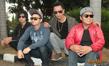 Foto Derby And The Revolution