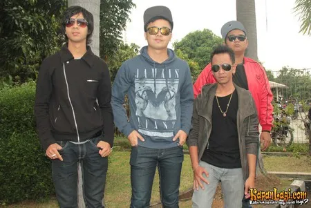 Foto Derby And The Revolution