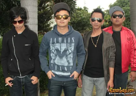 Foto Derby And The Revolution