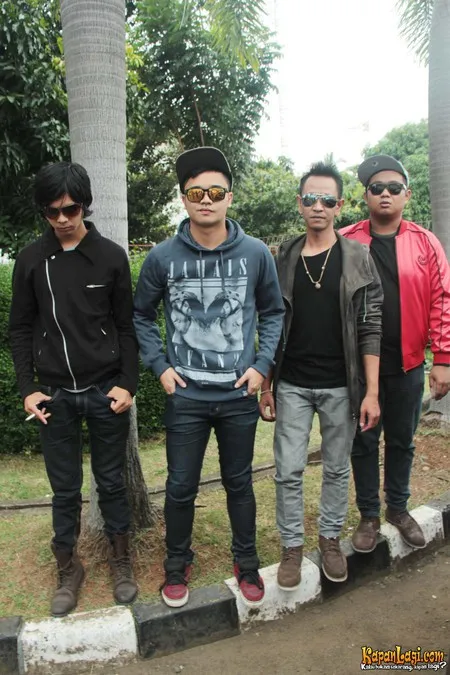 Foto Derby And The Revolution