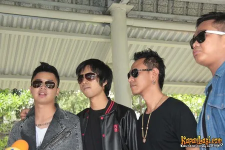 Foto Derby And The Revolution