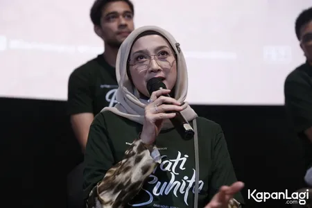Foto Desy Ratnasari