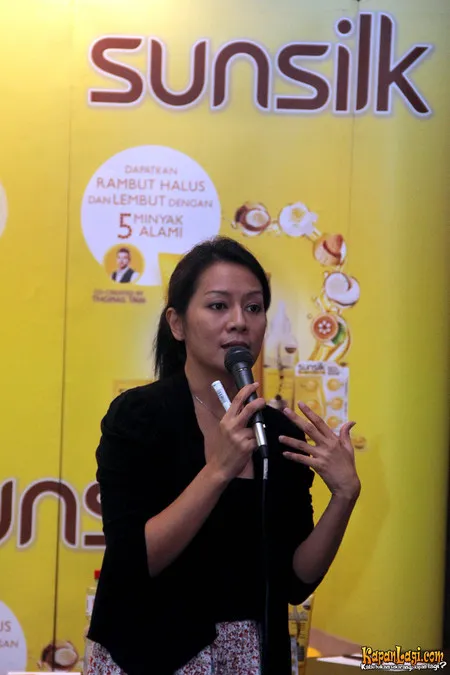 Foto Dewi Lestari