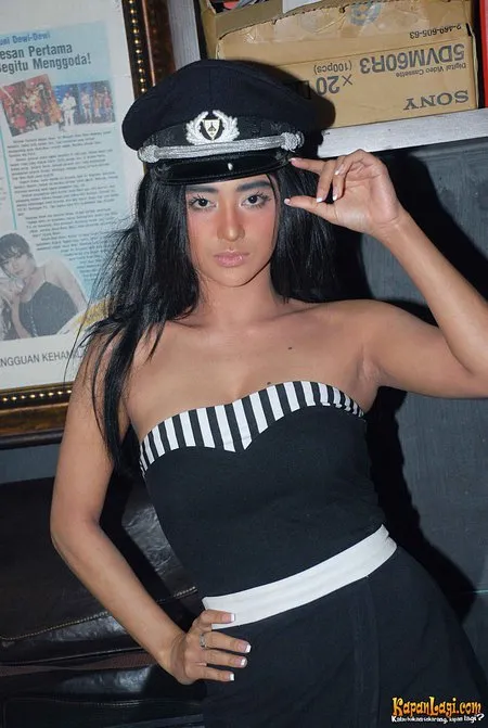 Foto Dewi Perssik. Nomor Foto: 606