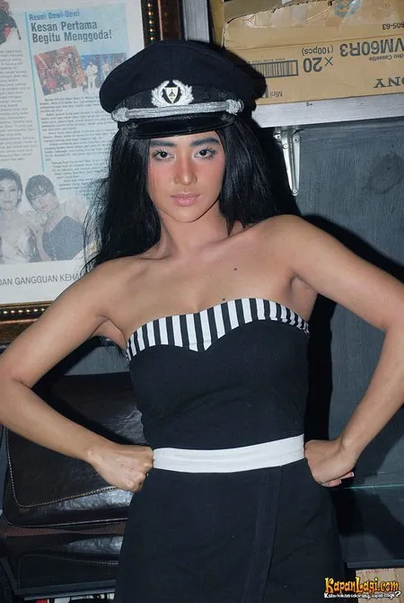 Foto Dewi Perssik. Nomor Foto: 608