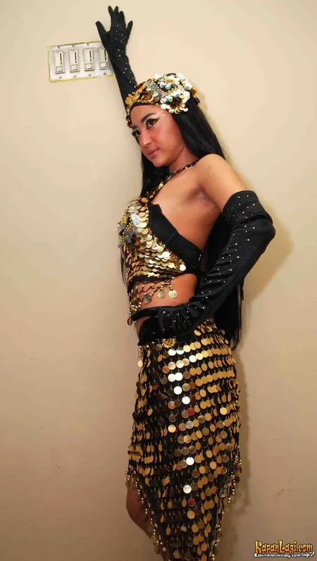 Foto Dewi Perssik. Nomor Foto: 886