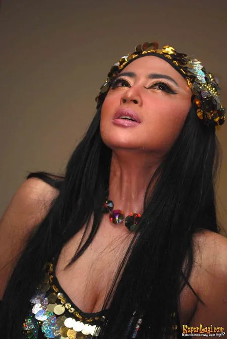 Foto Dewi Perssik. Nomor Foto: 887