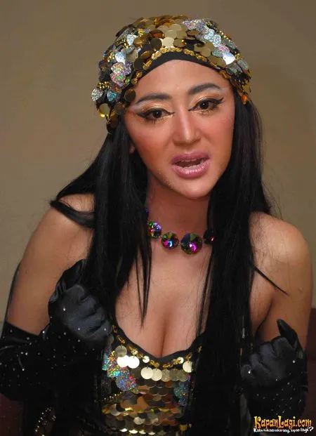 Foto Dewi Perssik. Nomor Foto: 894